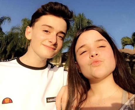 noah schnapp siblings.